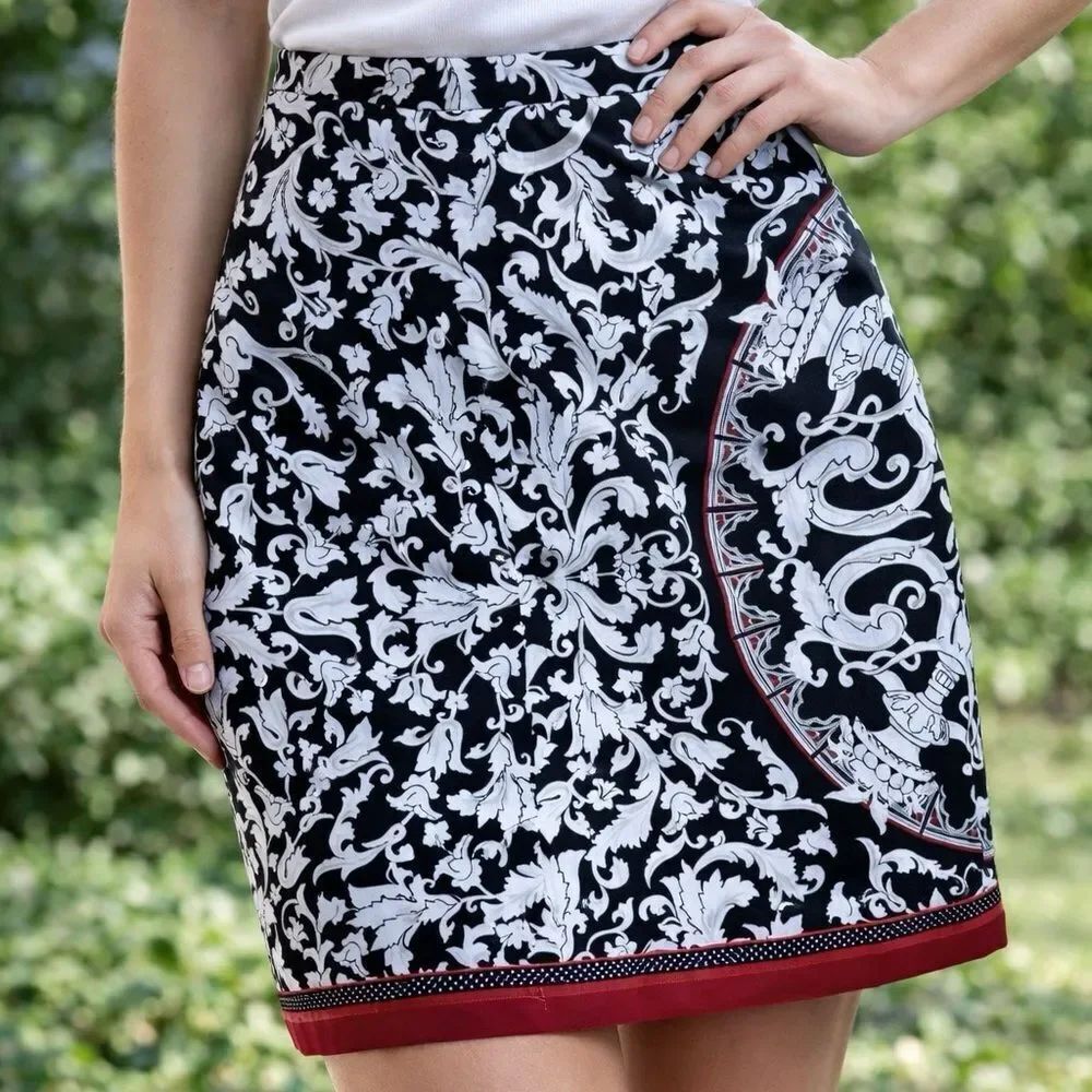White House Black Market Black and White Baroque Mini Skirt 55% silk